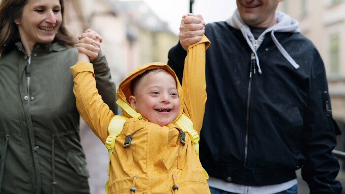 © Halfpoint, stock.adobe.com Glückliche Familie mit einem Sohn mit Down Syndrom
