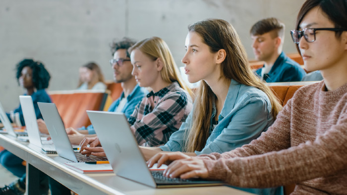 © Gorodenkoff, stock.adobe.com Studierende im Hörsaal