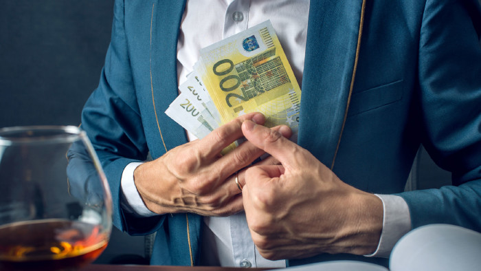 © Artem, adobe.stock.com Mann mit Geldscheine