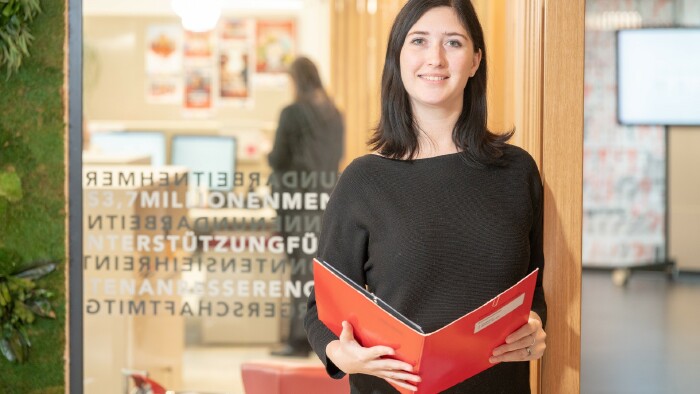 © Erwin Schuh Junge Frau im Büro