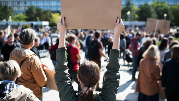 © Halfpoint, stock.adobe.com Menschen mit Plakaten bei einer Demo für den Klimawandel
