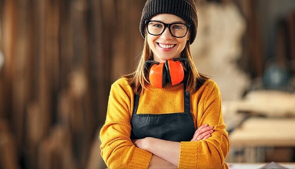 Junge Tischlerin in der Werkstatt