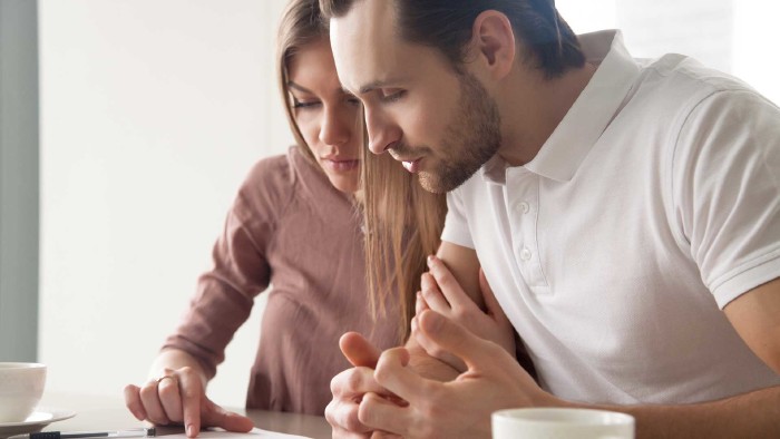 © fizkes, stock.adobe.com Mann und Frau kontrollieren Vertrag