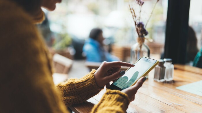 © A_B_C, stock.adobe.com Junge Frau mit Handy