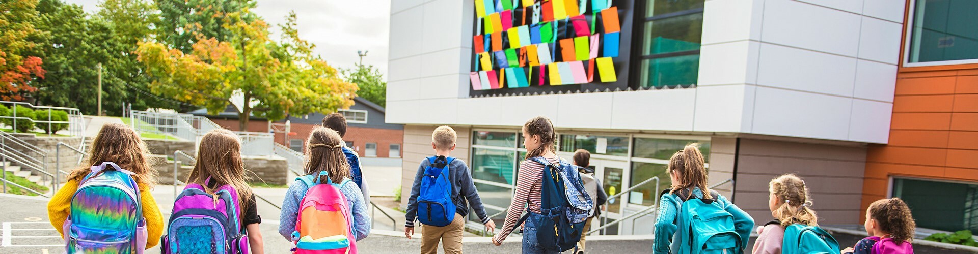 Eine Gruppe von Kindern geht in die Schule