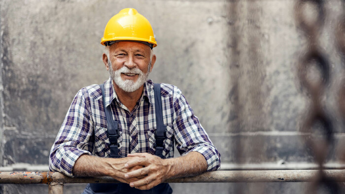 Älterer Arbeiter mit Helm