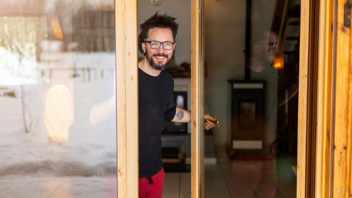 © pikselstock, stock.adobe.com Portrait eines jungen, lachenden Mannes